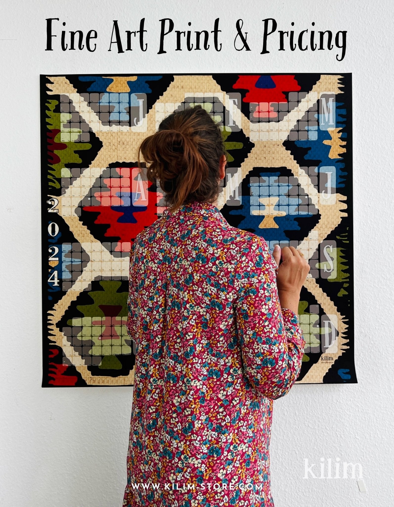 Person vor Kilim-Wandkalender im Fine-Art-Druck – hochwertiger Kunstkalender für Zuhause